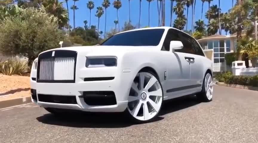 洁白的库里南连轮毂都是白色的