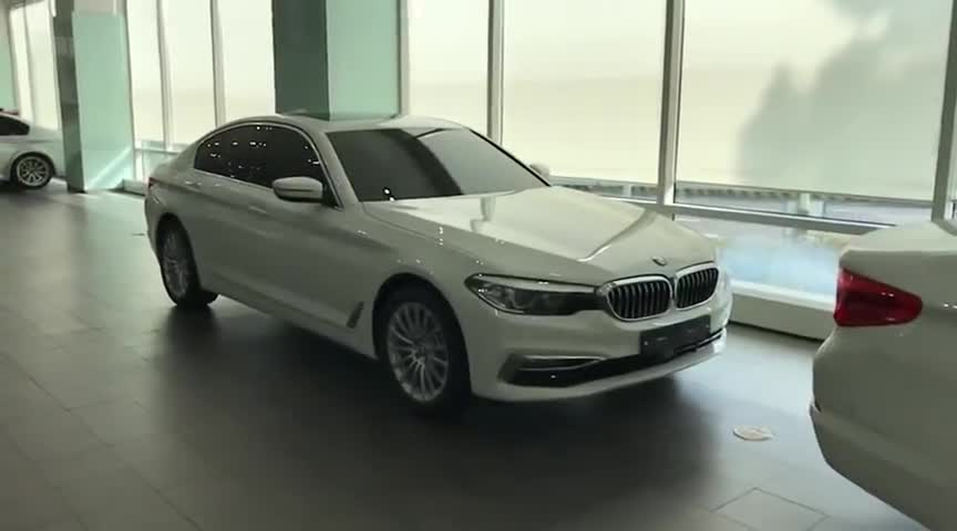 2020款宝马5系520i到店实拍