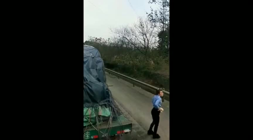 高速堵车十个小时,女司机竟憋成这样,监控拍下全过程!