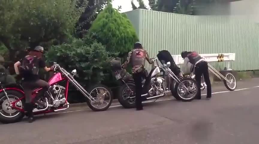 国外遇见三辆“小钢炮”，车身总长达5米，不是一般人能驾驭