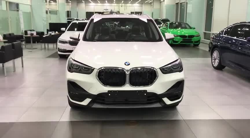 新车到店，实拍2020款宝马X120i，简直不要太喜欢！