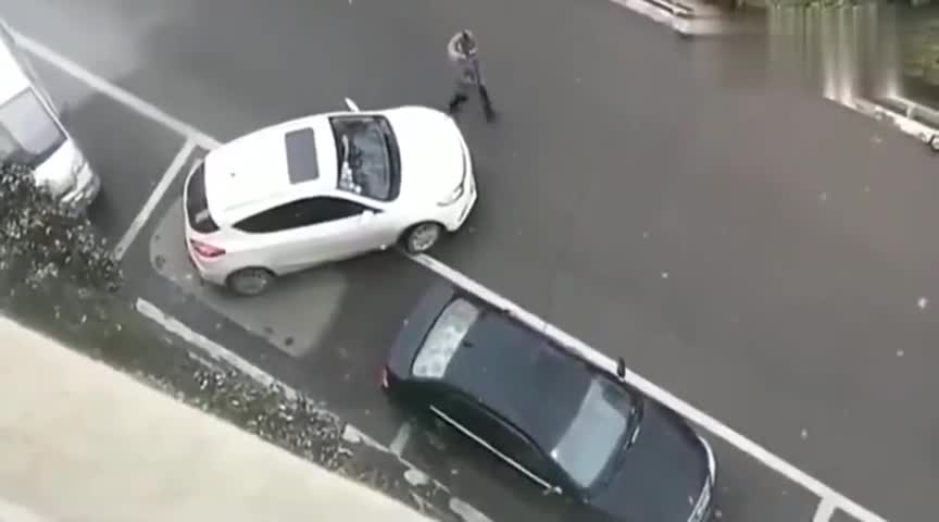 实拍：女司机停车很墨迹，结果被老司机抢了车位，太逗了！