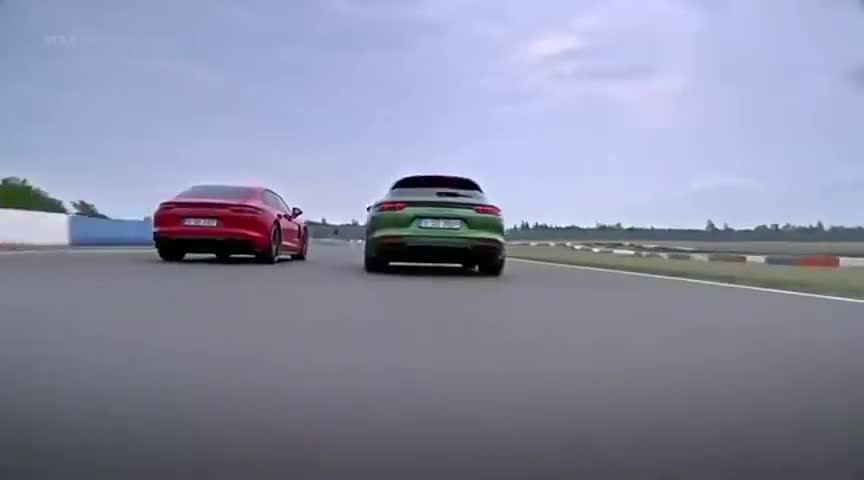 疾驰在路上的炫酷红色的保时捷帕拉梅拉GTS！