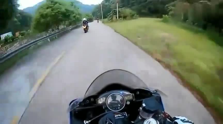 实拍国内车友开重机车跑山，一个弯道失误吓坏了车友们！