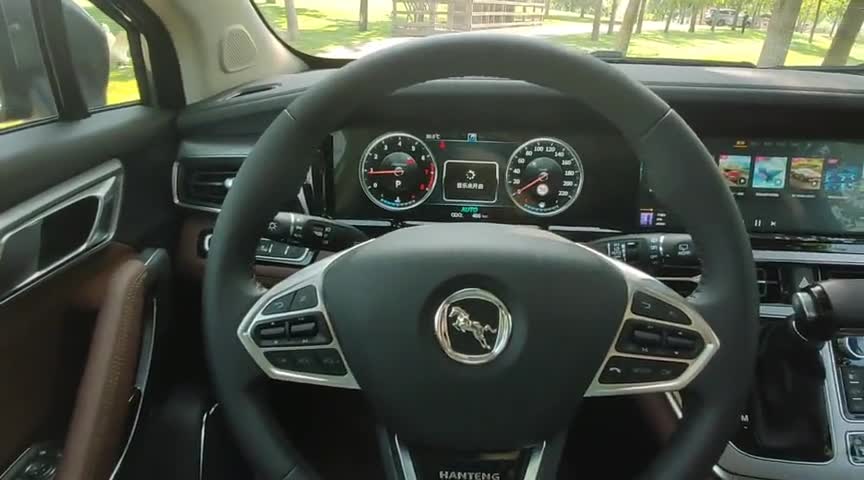 内饰篇实拍汉腾V7内饰，双12.3英寸的全液晶屏致敬奔驰！