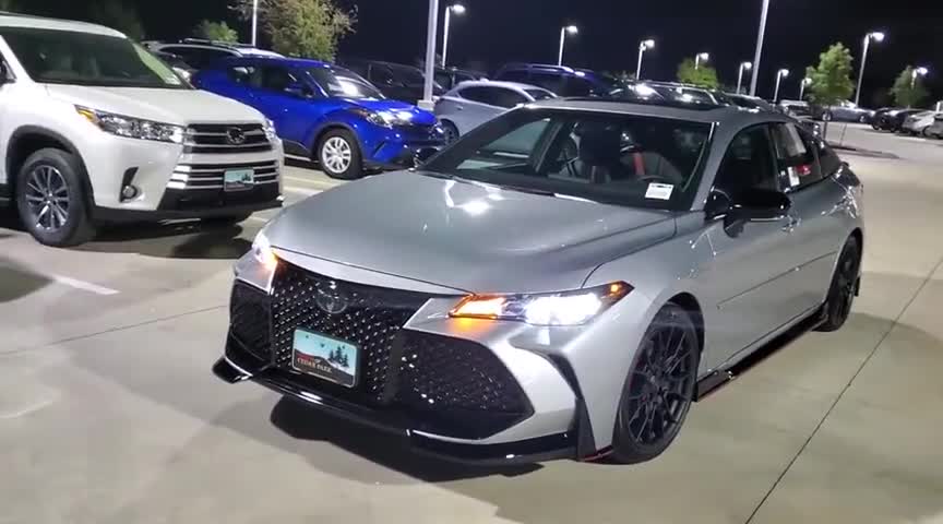 夜晚实拍2020款丰田亚洲龙TRD