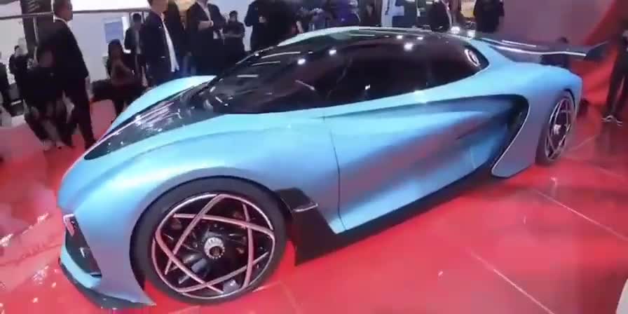 车展上最赚人眼球的，应该就是你