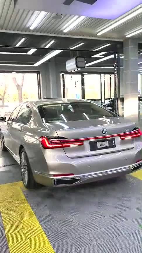宝马7系最成功的车型，看到它全新尾灯的设计，奥迪都愣了！