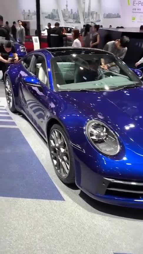 第八代保时捷911车展亮相，整体加宽的车身，尾灯更是霸气十足！