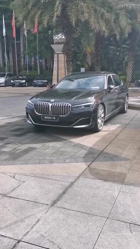 落地200多万的宝马760Li，前灯自带蓝眼泪灯光，非常强悍的7系