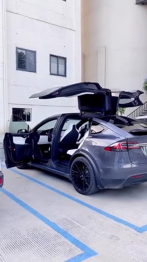 打开特斯拉ModelX的车门，劳斯莱斯看到也黯然失色，太霸气了！