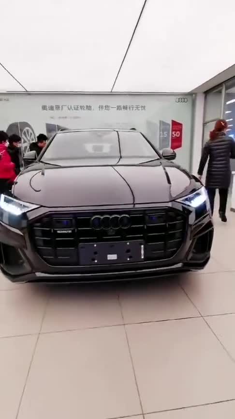 2021款黑武士限量版奥迪Q8到店实拍，这外观绝对亮眼