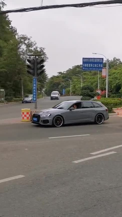 高性能轿跑奥迪RS4，西装暴徒帅气外观，旅行车高端品牌。