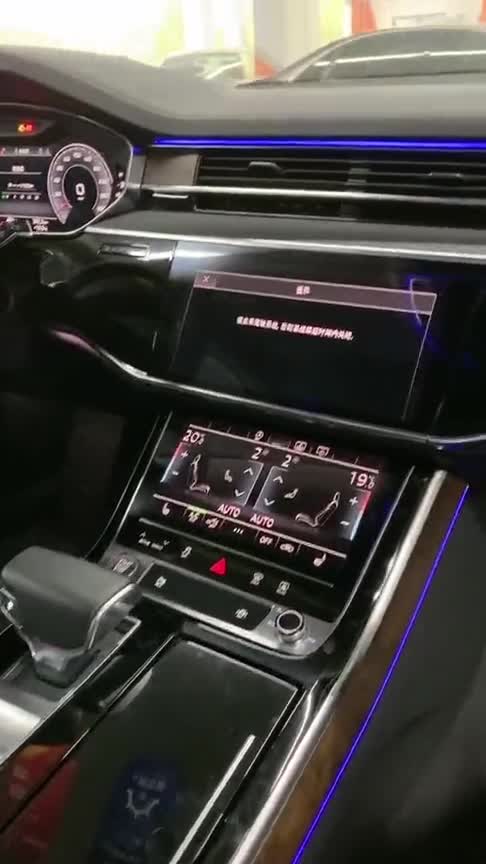 奥迪全新A8L，三块中控大屏设计，配备3.0T引擎比宝马厚道！