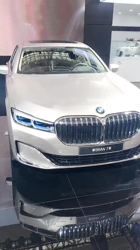 宝马7系全新行政轿车，功夫全用到大灯上，奥迪都没话说！