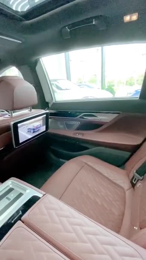 宝马M740四座版本，坐进车内才知道到底有多豪华！