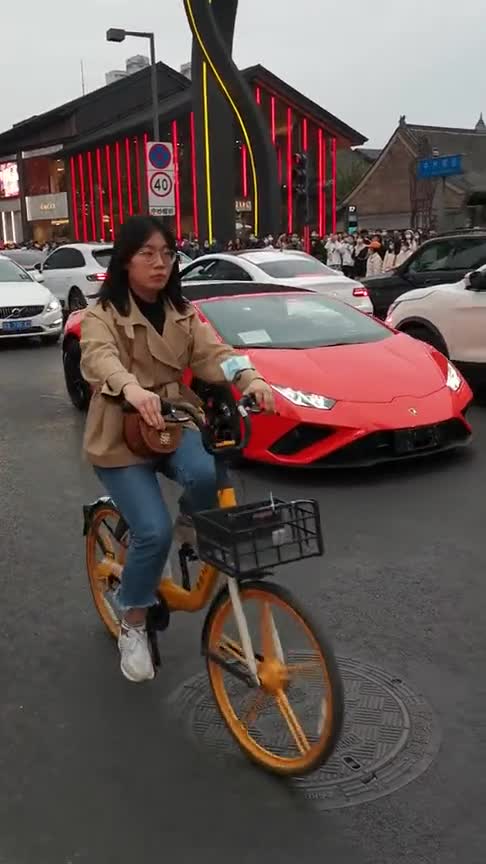 富家公子开新款兰博基尼，打卡太古里，后面的沃尔沃愣是不敢动！