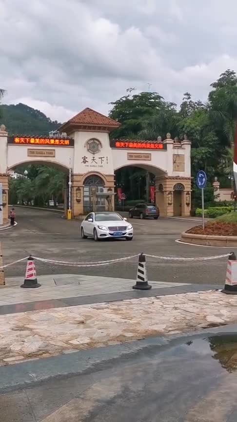 华丽的润滑油甩弯，白色S级奔驰画出一道美丽的客天下风景线