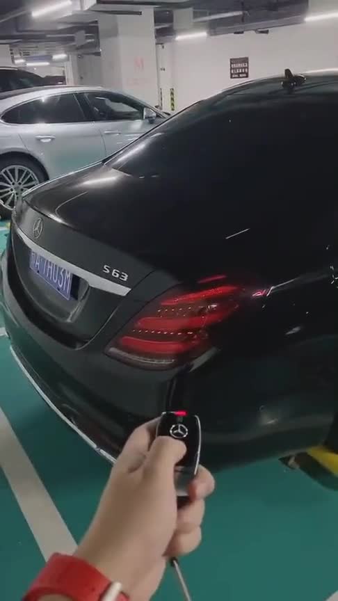 奔驰最高端的性能车，进口AMGS63，坐进车内感受霸气！