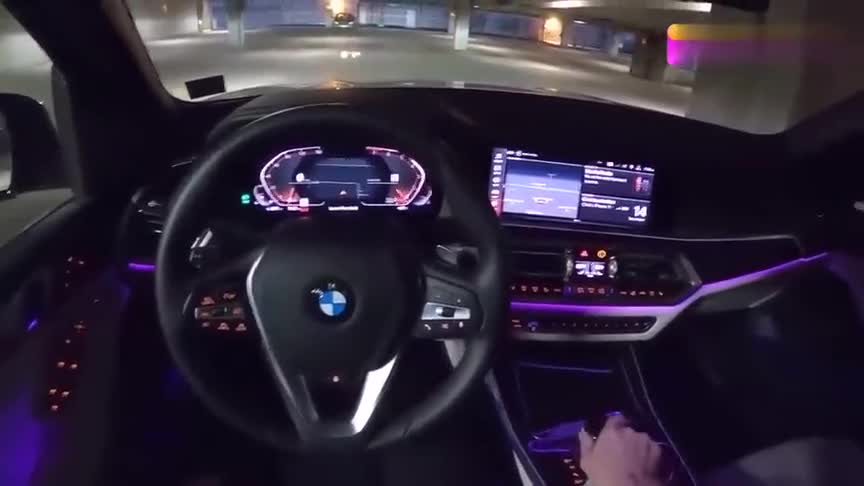 实拍2021款宝马X5，亮起氛围灯坐进车内