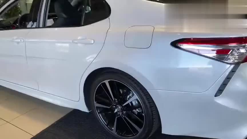 2021款丰田凯美瑞到店实拍，颜值真不赖，买不买宝马3系自己看