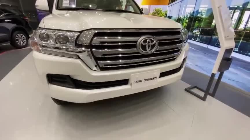 2021款丰田兰德酷路泽到店实拍，这霸气颜值和内饰，我彻底心动了