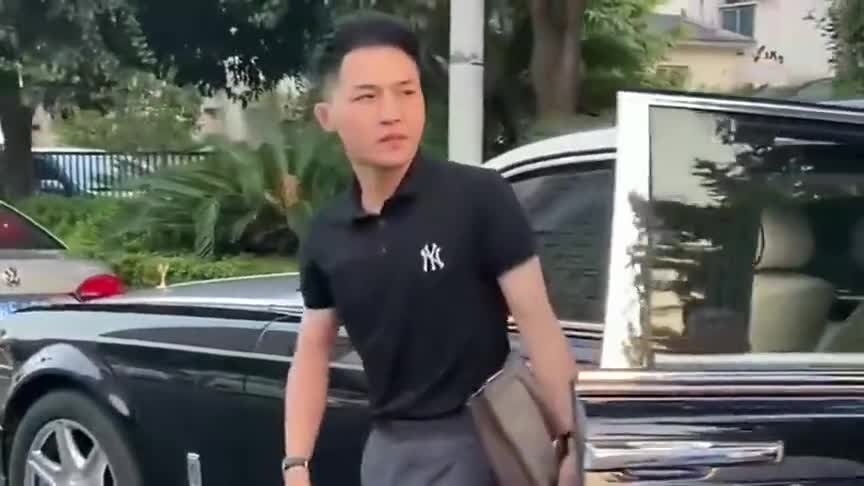 两大劳斯莱斯幻影车主一起结伴游玩，有钱人的生活啊！