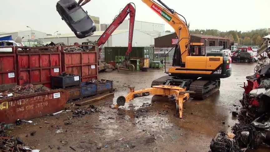 实拍报废汽车暴力拆解全过程，一辆车瞬间被撕得粉碎