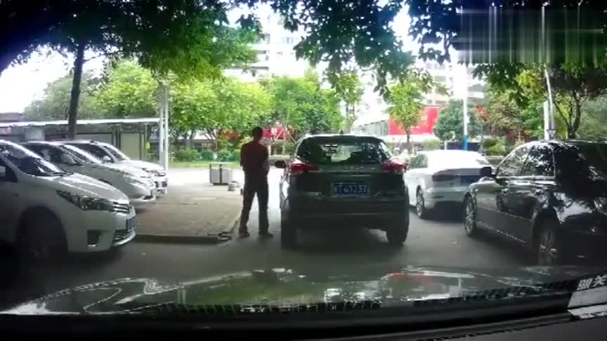 行车记录仪实拍：这车停的真好，小学怎么上的！