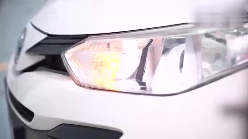 丰田致炫入库实拍，按下钥匙坐进驾驶室