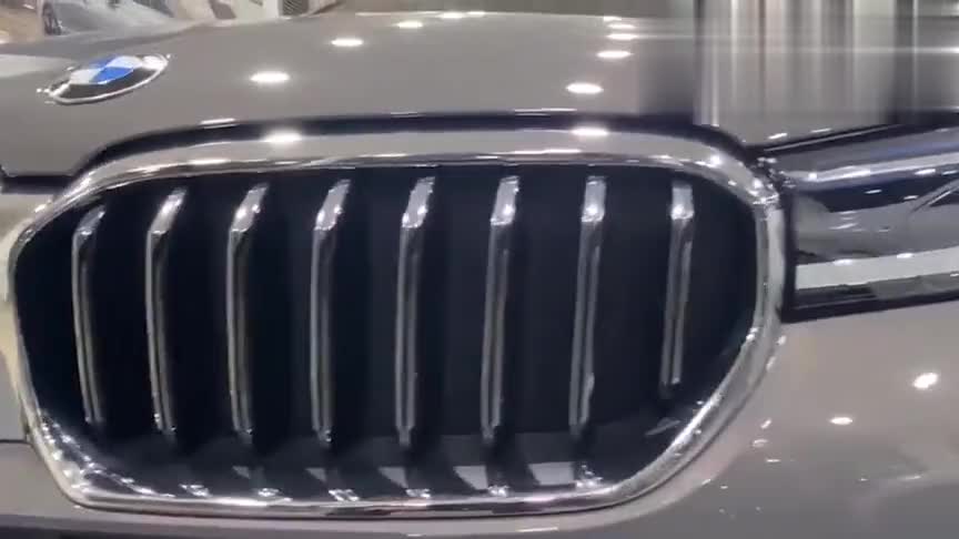 2021款宝马5系到店实拍，有这颜值和内饰，买不买奔驰E级自己定