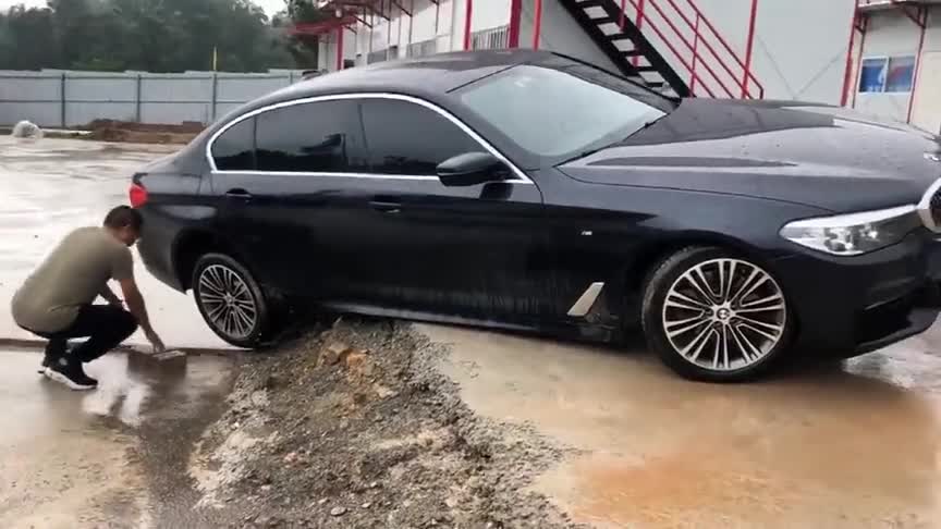 实拍：这宝马5系的姿势真帅，老铁，该怎么办？