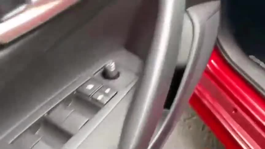 丰田卡罗拉抢先实拍，按下钥匙坐进后排