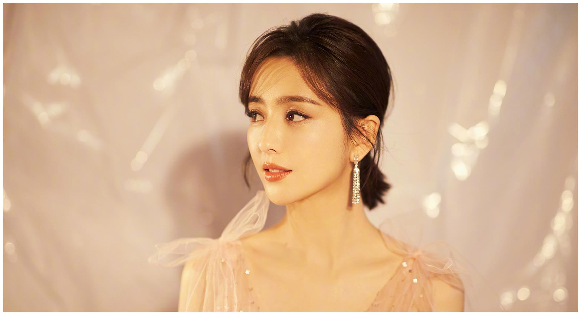 佟丽娅侧颜上热搜瓜子脸搭配精致小翘鼻真是美而不自知