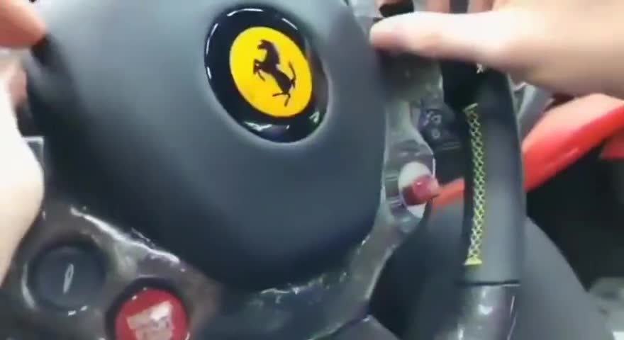 新提的法拉利先去贴个膜保养一下