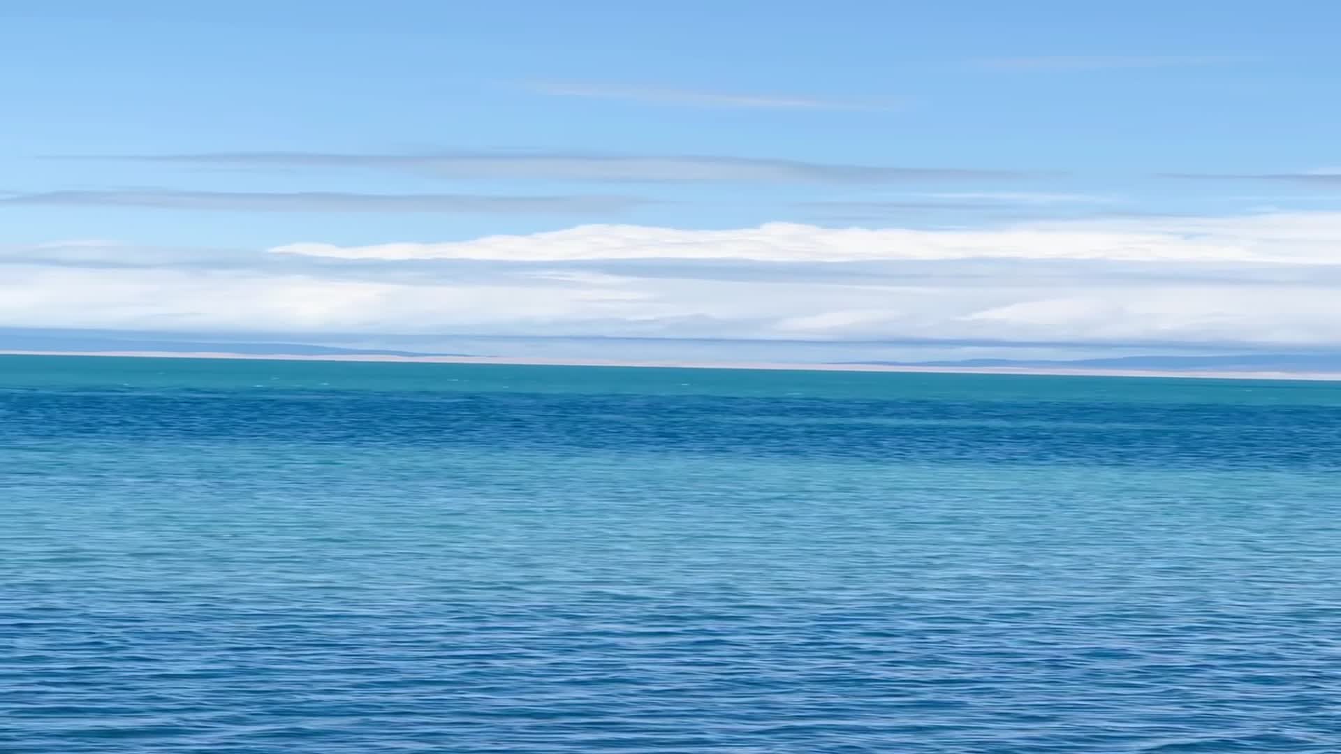 375风平浪静的青海湖蓝色的青海湖三种蓝颜色的青海湖