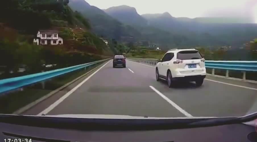 高速上男子驾车不系安全带被甩出，记录仪拍下恐怖的画面