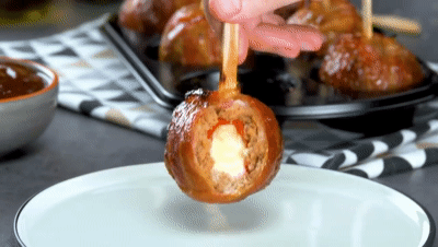 然后就用雪糕棒给培根固定一下,在有口的地方把雪糕棒搓到肉丸的的