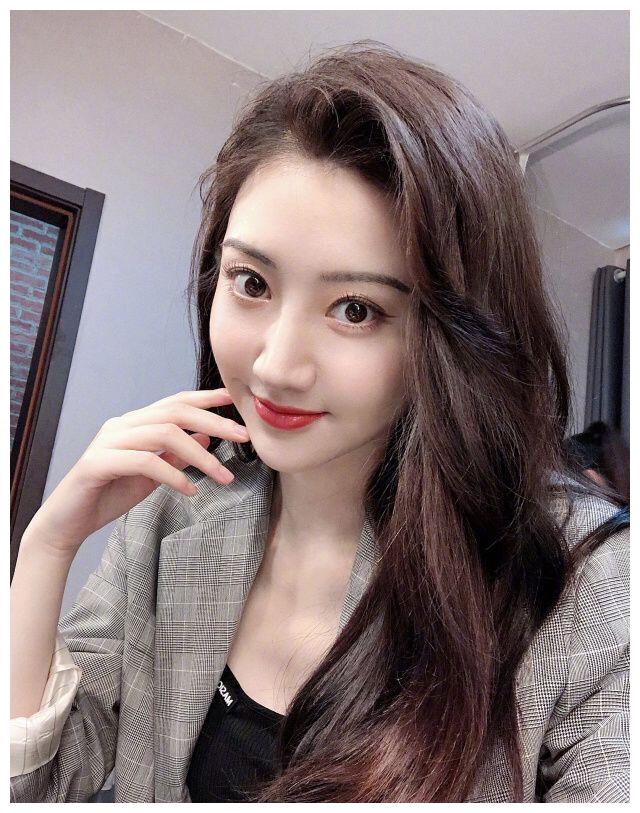 景甜晒自拍照表白粉丝,单手插兜气质佳,网友:"仙女下凡"