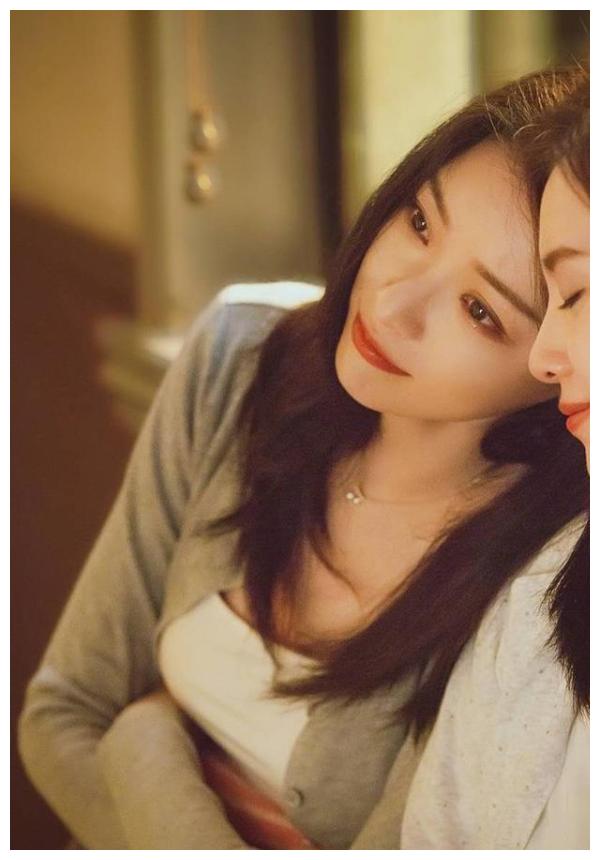 刘诗诗演技终于开窍!和倪妮合影脸小一圈诗爷变软妹,眼神超有戏