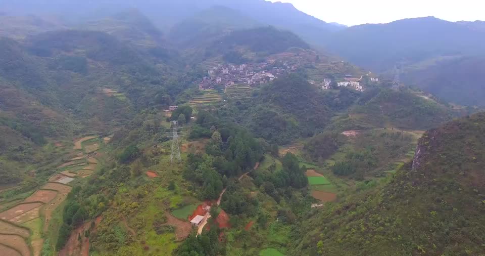 村庄在中间,靠山好,一个有山有水的风水宝地