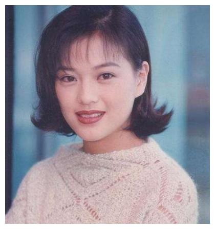 说起刘小慧,有些观众并不了解她,她曾是90年代比较红的女歌手之一了.