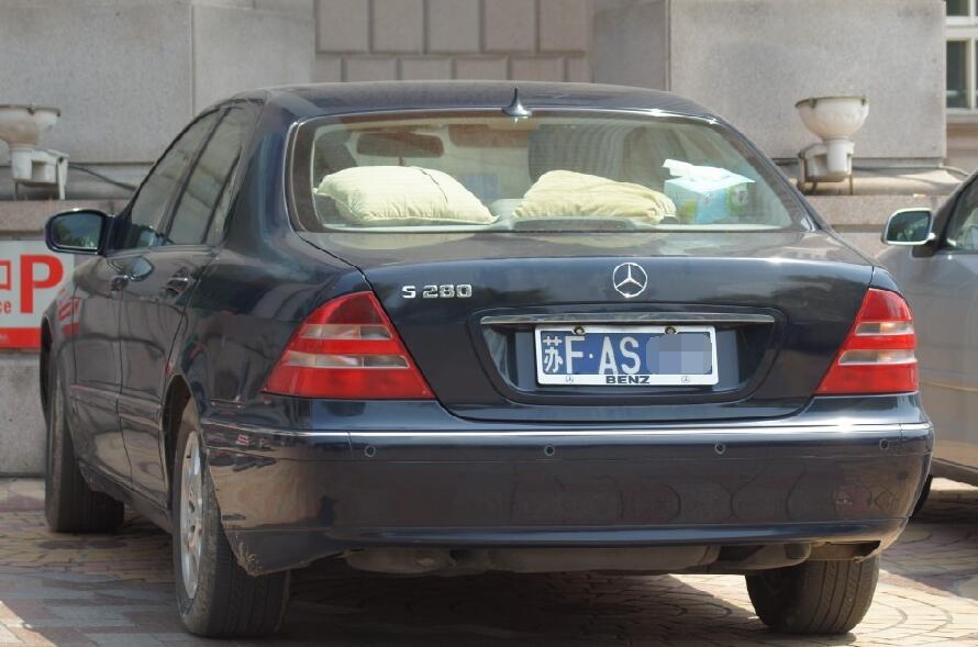 南通海门街头实拍老款奔驰S280，车龄已十几年仍旧霸气十足！