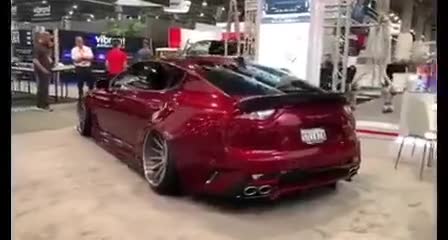 车展上的这台车太漂亮了，有认识