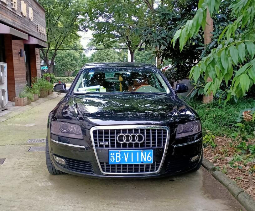 江苏江阴街头实拍奥迪A8 W12版，气场不输宾利和劳斯莱斯！