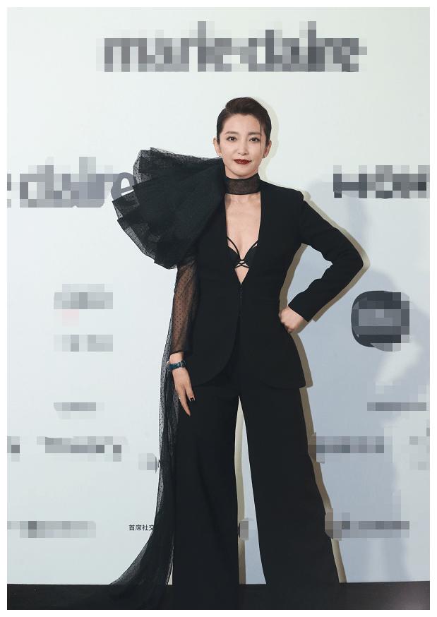 明星们亮相上海黑白两色西装的女星很吸引眼球李冰冰迷人
