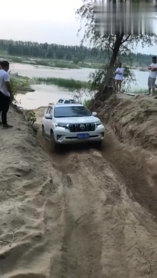 实拍普拉多越野上坡，这么慢的速度稳稳的开上去！