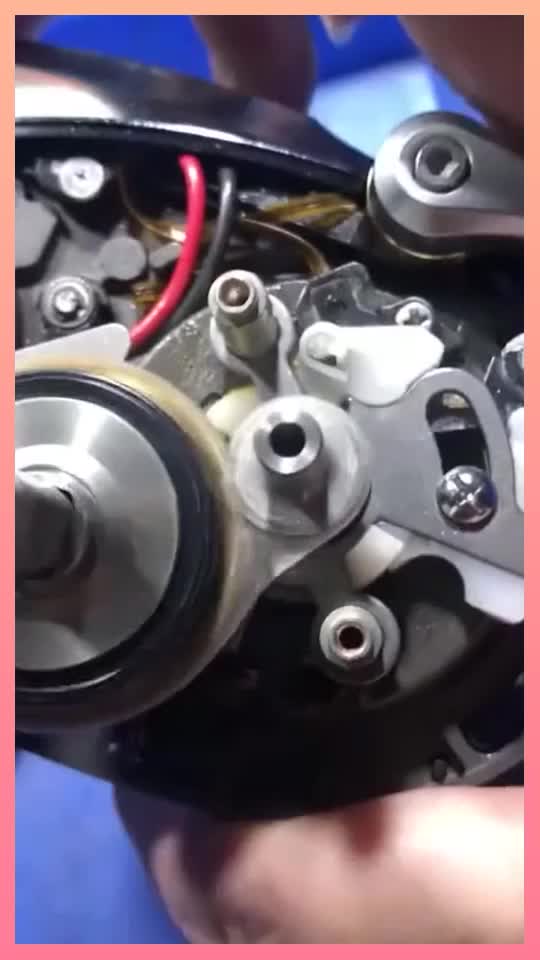 劳斯莱斯保养，给齿轮加注离子油，这成本可不低啊！