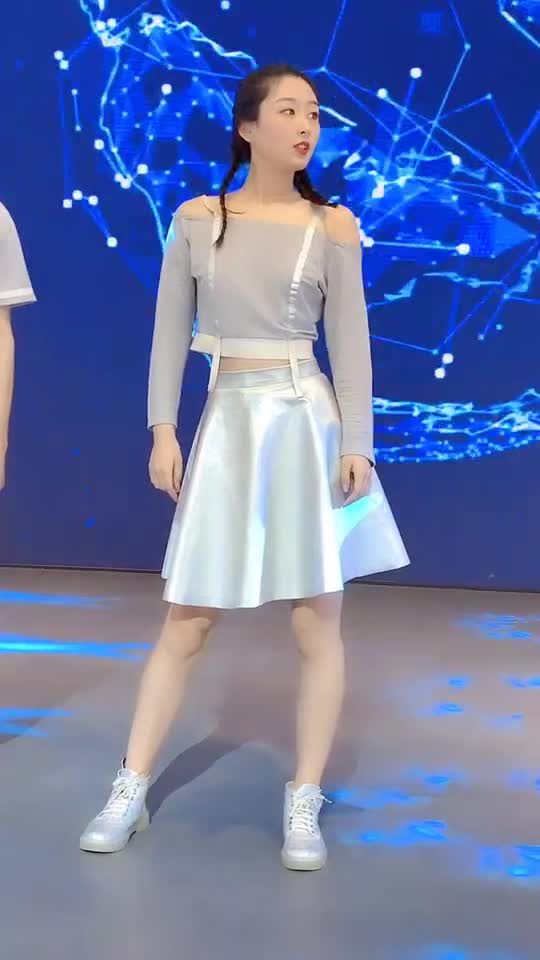 熬夜彩排明天又要参加车展了