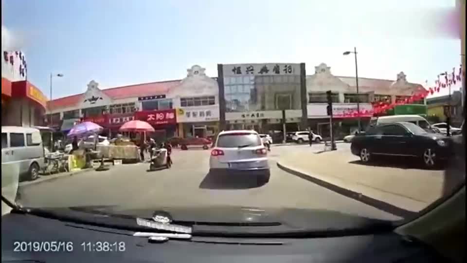 行车记录仪实拍：哎呦喂，怎么这么像碰瓷的？网友：就是来碰瓷的